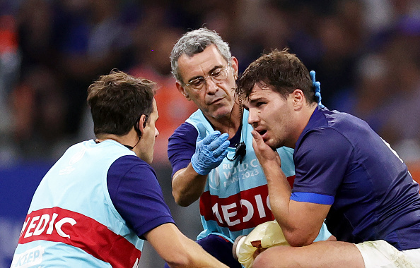 Antoine Dupont reçoit des soins médicaux après un contact à la tête avec Johan Deysel (Namibie) (non illustré) lors du match entre la France et la Namibie, le 21 septembre 2023. (Photo David Rogers/Getty Images)