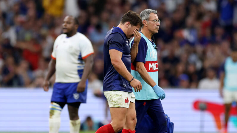 Antoine Dupont quitte le terrain dépité après un contact avec la tête de Johan Deysel (Namibie) lors du match contre la Namibie au Stade Vélodrome, le 21 septembre 2023 à Marseille. (Photo Phil Walter/Getty Images)