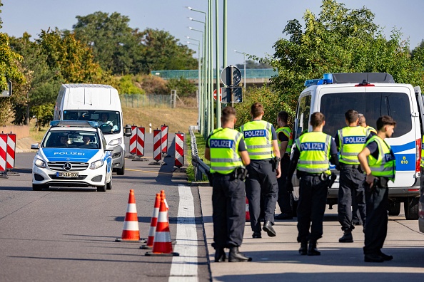 Le renforcement des contrôles mobiles de police allemande à la frontière avec la Pologne. (Photo ODD ANDERSEN/AFP via Getty Images)