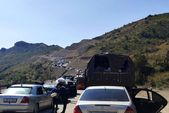 Des Arméniens fuyant le Haut-Karabakh sont assis dans un long embouteillage  le long du corridor de Lachin le 28 septembre 2023. (Photo SIRANUSH ADAMYAN/AFP via Getty Images)