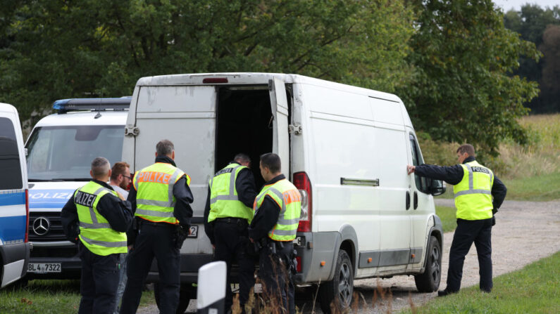 La police à la recherche d'immigrants illégaux à un point de contrôle non loin de la frontière polonaise le 25 septembre 2023 près de Cottbus, en Allemagne.(Photo Sean Gallup/Getty Images)