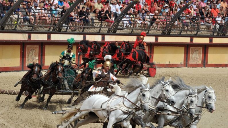 Environ 7000 personnes assistent aux jeux du cirque dans le spectacle vivant "Le Signe du Triomphe" le 16 août 2013 dans le Parc du Puy du Fou aux Epesses. (Crédit photo FRANK PERRY/AFP via Getty Images)