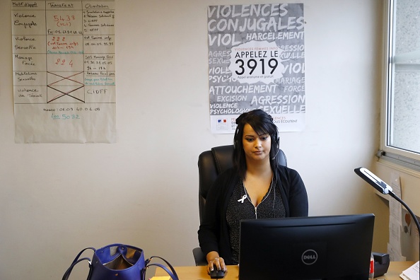 Une employée de la Fédération Nationale Solidarité Femmes reçoit les appels du numéro d'appel national contre les violences conjugales et sexuelles faites aux femmes. (Photo PATRICK KOVARIK/AFP via Getty Images)