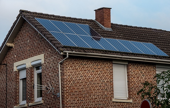 Les panneaux solaires fabriqués en Chine n'offrent pas de garantie qu'ils ne sont pas faits dans des contextes de travaux forcés. (PHILIPPE HUGUEN/AFP via Getty Images)