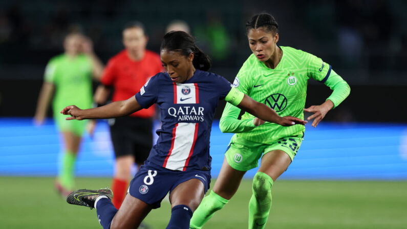 Grace Geyoro (à.g) et Sveindis Jane Jonsdottir (VfL Wolfsburg) lors du quart de finale retour de la Ligue des champions féminine de l'UEFA entre le VfL Wolfsburg et le Paris Saint-Germain à la Volkswagen Arena, le 30 mars 2023 à Wolfsburg, en Allemagne. (Photo : Maja Hitij/Getty Images)