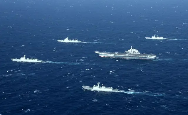 Le porte-avions chinois Liaoning (Au centre) participe à un exercice militaire en mer de Chine méridionale, le 2 janvier 2017. (STR/AFP via Getty Images)