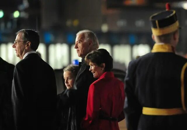 (De gauche à droite) Mark Gitenstein, ancien ambassadeur des États-Unis en Roumanie, Finnegan James Biden, petite-fille de l'ancien vice-président Joe Biden, Joe Biden et Libby Gitenstein, épouse de Mark Gitenstein, arrivent à l'aéroport international Henry Coanda de Bucarest le 21 octobre 2009. (Daniel Mihailescu/AFP via Getty Images)