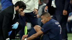 PSG-OM: Mbappé, touché à une cheville, sort sur blessure