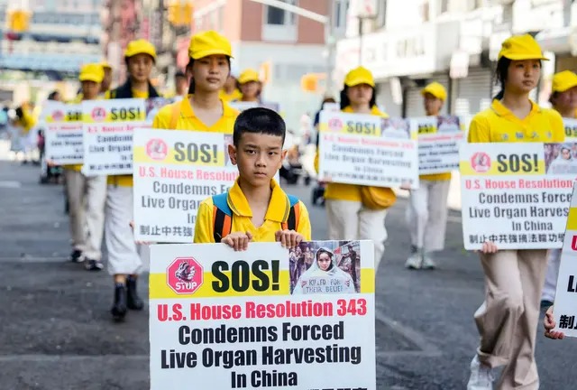 Des pratiquants de Falun Gong participent à un défilé pour commémorer le 24e anniversaire de la persécution de cette discipline spirituelle en Chine, dans le quartier chinois de New York, le 15 juillet 2023. (Samira Bouaou/Epoch Times)