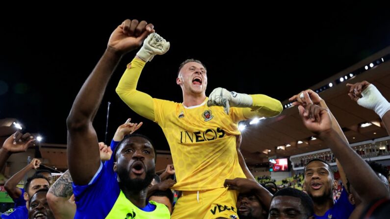 Marcin Bulka (au.c) célèbre avec ses coéquipiers la victoire de Nice contre Monaco, le 22 septembre 2023. (Photo : VALERY HACHE/AFP via Getty Images)