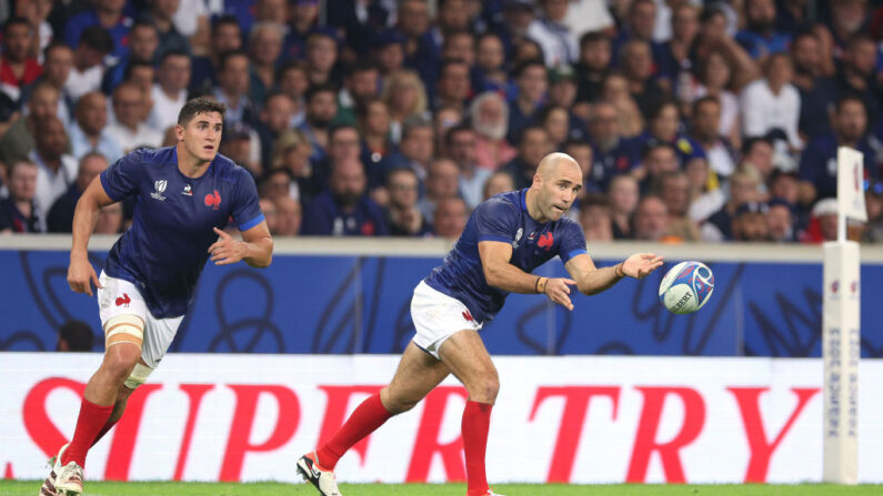 Maxime Lucu passe le ballon lors du match de la Coupe du monde de rugby France 2023 entre la France et l'Uruguay au Stade Pierre Mauroy le 14 septembre 2023 à Lille, France. (Photo : Warren Little/Getty Images)