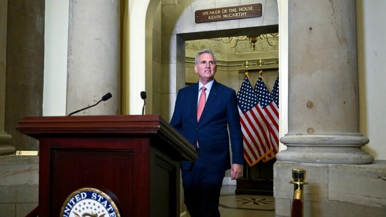 Le président de la Chambre des représentants, Kevin McCarthy, annonce l'ouverture d'une enquête de destitution du président Joe Biden au Capitole à Washington le 12 septembre 2023. (Andrew Caballero-Reynolds/AFP via Getty Images)