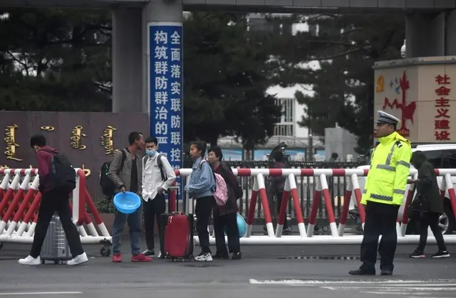 Des parents attendent devant une école à Tongliao, dans la région de Mongolie-Intérieure (nord de la Chine), le 10 septembre 2020. (Noel Celis/AFP via Getty Images)