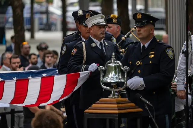 Des pompiers et des membres de la police participent à la cérémonie au Mémorial et au Musée du 11 septembre sur le site de Ground Zero dans le sud de Manhattan, lors des cérémonies de commémoration du 22e anniversaire des attentats du 11 septembre, le 11 septembre 2023, à New York. (Spencer Platt/Getty Images)