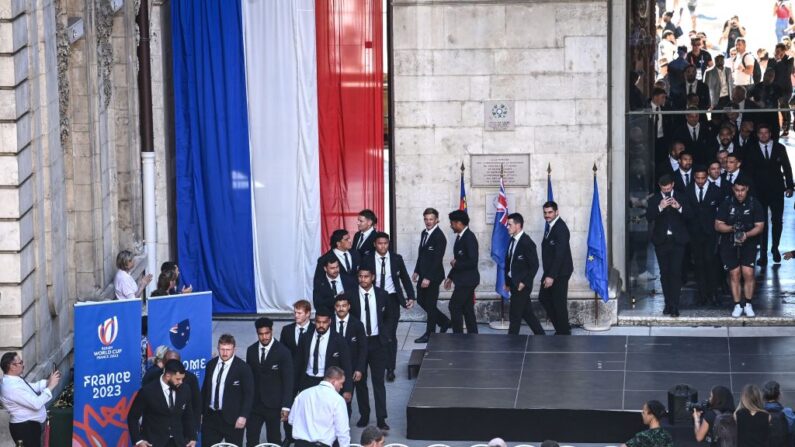 Les joueurs de l'équipe nationale de rugby All Blacks de Nouvelle-Zélande assistent à une cérémonie d'accueil à l'hôtel de ville avec le maire Gregory Doucet à Lyon, le 1er septembre 2023, avant la Coupe du monde de rugby 2023 en France. (Photo : OLIVIER CHASSIGNOLE/AFP via Getty Images)