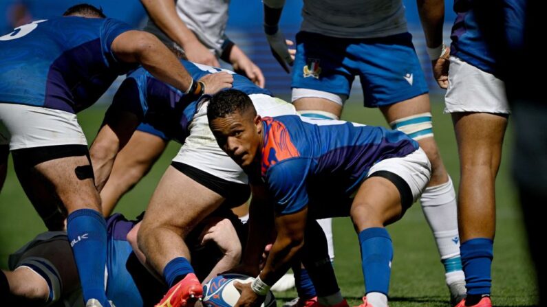 Le demi de mêlée namibien Damian Stevens récupère le ballon dans une mêlée spontanée lors du match de la poule A de la Coupe du monde de rugby 2023 entre l'Italie et la Namibie au Stade Geoffroy-Guichard à Saint-Etienne, dans le sud-est de la France, le 9 septembre 2023. (Photo : OLIVIER CHASSIGNOLE/AFP via Getty Images)