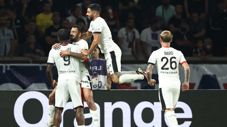 L'attaquant français de Nice #24 Gaetan Laborde (2e à.d) célèbre le deuxième but de son équipe avec l'attaquant nigérian de Nice #09 Terem Moffi (à.g) lors du match de football de L1 entre le Paris Saint-Germain (PSG) et l'OGC Nice au stade du Parc des Princes à Paris, le 15 septembre 2023. (Photo : FRANCK FIFE/AFP via Getty Images)