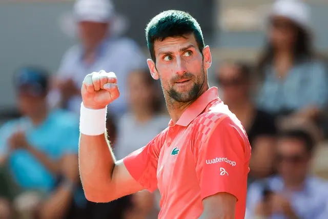 Novak Djokovic de Serbie célèbre la balle de match gagnée contre Carlos Alcaraz d'Espagne pendant le match de demi-finale du simple masculin lors de la treizième journée des Internationaux de France 2023 à Roland Garros à Paris le 9 juin 2023. (Julian Finney/Getty Images)