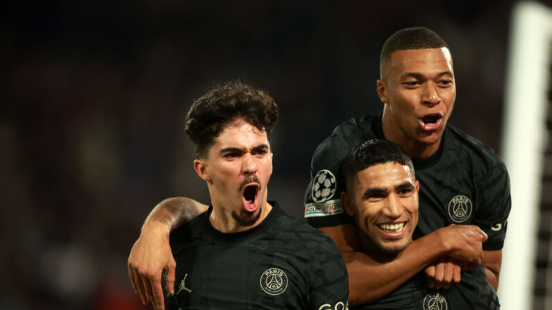 Achraf Hakimi (au.c) célèbre avec Vitinha (à.g) et Kylian Mbappé (à.d) après avoir marqué le deuxième but de l'équipe lors du match du Groupe F de l'UEFA Champions League entre le Paris Saint-Germain et le Borussia Dortmund au Parc des Princes, le 19 septembre 2023 à Paris, France. (Photo : Johannes Simon/Getty Images)