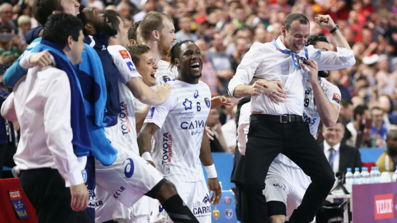 Patrice Canayer et les joueurs de Montpellier célèbrent leur victoire lors du match de la quatrième finale de l'EHF Champions League, le 27 mai 2018 à Cologne, en Allemagne.  (Photo : Alex Grimm/Bongarts/Getty Images)