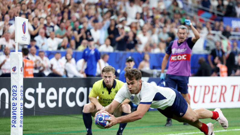 Damian Penaud marque le premier essai du XV de France lors du match de la poule A de la Coupe du monde de rugby 2023 entre la France et la Nouvelle-Zélande au Stade de France le 08 septembre 2023 à Paris, France. (Photo : Warren Little/Getty Images)