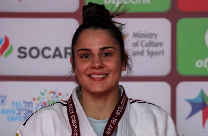 Blandine Pont, pose avec sa médaille d'or, après les combats des femmes de 48 kg au Grand Slam Judo Championship de Tel Aviv à Tel Aviv le 16 février 2023. (Photo : JACK GUEZ/AFP via Getty Images)