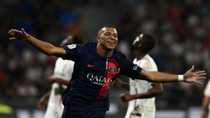 Kylian Mbappé, célèbre son but lors du match de football de L1 entre l'Olympique Lyonnais (OL) et le Paris Saint-Germain (PSG) au Groupama Stadium de Décines-Charpieu, dans le centre-est de la France, le 3 septembre 2023. (Photo : JEFF PACHOUD/AFP via Getty Images)