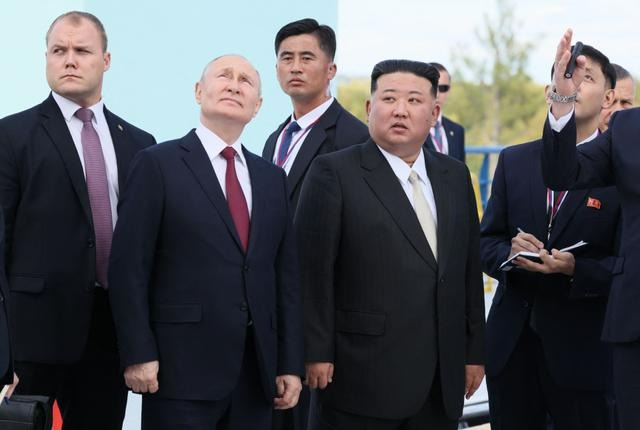 Le président russe Vladimir Poutine (2e à g.) et le dirigeant nord-coréen Kim Jong Un (2e à dr.) visitent le cosmodrome de Vostochny, dans la région de l'Amour, le 13 septembre 2023. (Mikhail Metzel/AFP via Getty Images)