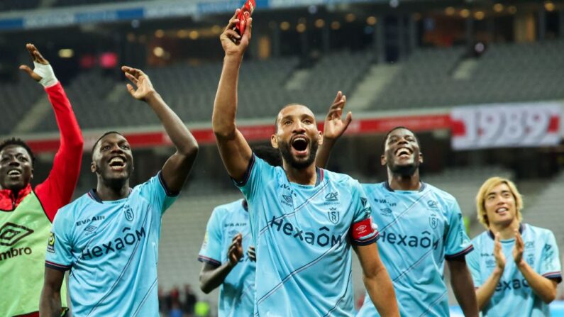 Le défenseur français de Reims #5 Yunis Abdelhamid (au.c) et ses coéquipiers célèbrent leur victoire  de L1 entre Lille LOSC et Reims, le 26 septembre 2023. (Photo by FRANCOIS LO PRESTI/AFP via Getty Images)