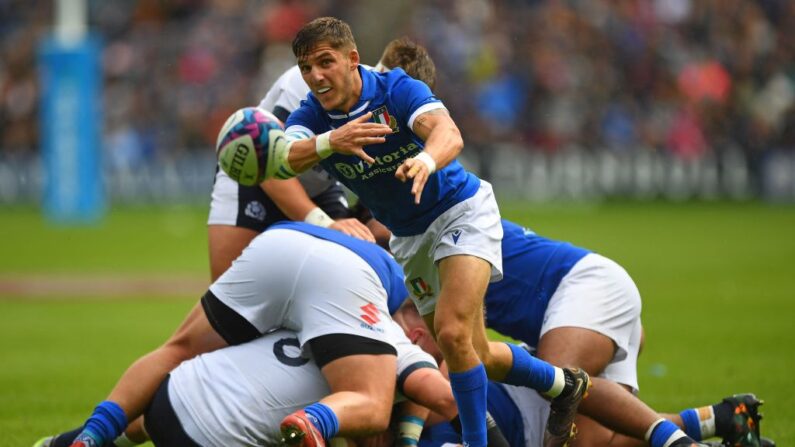 Le demi de mêlée italien Martin Page-Relo passe le ballon pendant le match international de rugby à XV des Nations, le 29 juillet 2023. (Photo : ANDY BUCHANAN/AFP via Getty Images)