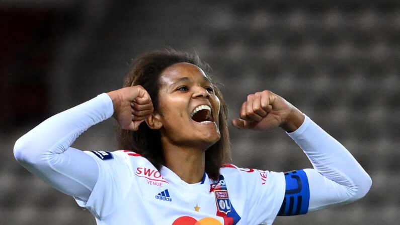 Wendie Renard, capitaine de l'Olympique Lyonnais, célèbre sa victoire contrele Paris Saint-Germain. (Photo : FRANCK FIFE/AFP via Getty Images)