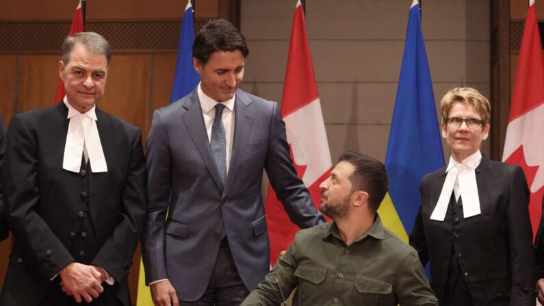 Le président ukrainien Volodymyr Zelensky, le Premier ministre canadien Justin Trudeau, le président de la Chambre des communes Anthony Rota (À gauche) et la présidente du Sénat Raymonde Gagne (À droite) participent à une cérémonie de signature sur la colline du Parlement à OttawaOttawa, Canada, le 22 septembre 2023. (Photo by Patrick Doyle / POOL / AFP) (Photo by PATRICK DOYLE/POOL/AFP via Getty Images)