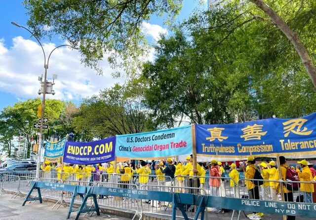 Des manifestants appellent les chefs d'État à condamner le Parti communiste chinois pour ses atteintes aux droits de l'homme devant le siège des Nations unies, alors que l'ONU tient sa 78e Assemblée générale, à New York, le 19 septembre 2023. (Lin Dan/Epoch Times)