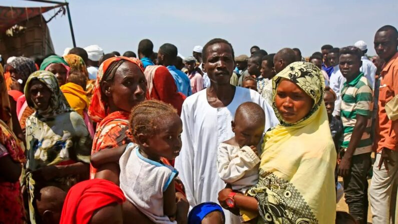 Des Soudanais font la queue pour recevoir de l'aide humanitaire au camp de réfugiés de Kalma dans la région du Darfour, au Soudan, le 9 octobre 2019. (Ashraf Shazly/AFP via Getty Images)