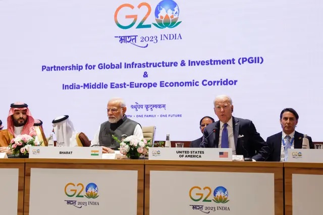 Le prince héritier et Premier ministre d'Arabie saoudite Mohammed bin Salman (À gauche), le Premier ministre indien Narendra Modi (À droite) et le président américain Joe Biden (À droite) assistent à une session lors du sommet du G20 à New Delhi, le 9 septembre 2023. (Evelyn Hockstein / POOL / AFP via Getty Images)