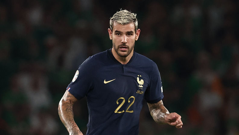 Théo Hernandez, touché à un mollet, était absent de l'entraînement collectif de l'équipe de France dimanche. (Photo : FRANCK FIFE/AFP via Getty Images)