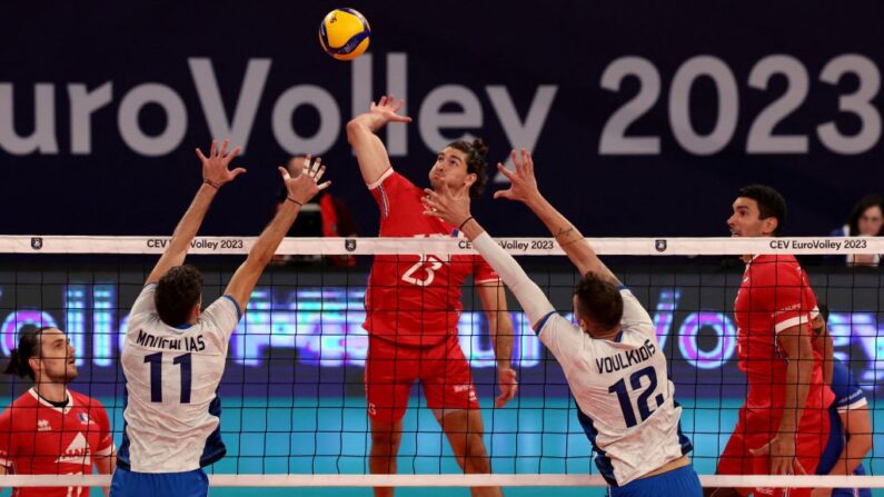 Timothee Carle (au.c) pendant le match de la poule D du CEV EuroVolley 2023 entre la France et la Grèce au Shlomo Group Arena à Tel Aviv le 5 septembre 2023. (Photo : JACK GUEZ/AFP via Getty Images)