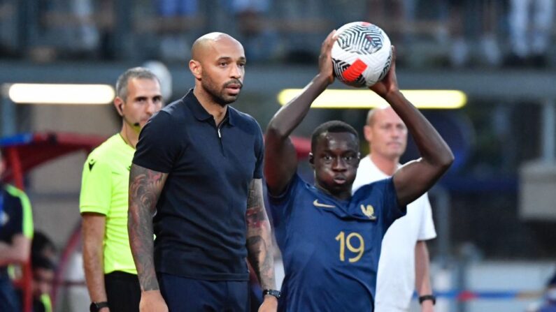 Nouveau sélectionneur de l'équipe de France U21, Thierry Henry, regarde le match amical de football U21 entre la France et le Danemark, le 7 septembre 2023. (Photo by JEAN-CHRISTOPHE VERHAEGEN/AFP via Getty Images)