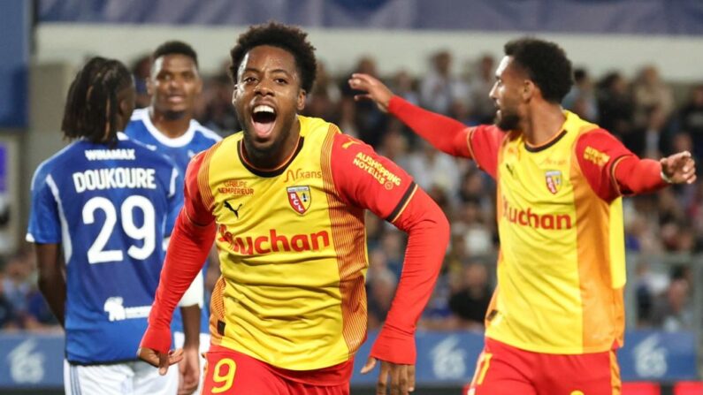 Elye Wahi célèbre le but de son équipe lors du match de L1 entre le RC Strasbourg Alsace et le RC Lens au Stade de la Meinau à Strasbourg, le 29 septembre 2023. (Photo : FREDERICK FLORIN/AFP via Getty Images)