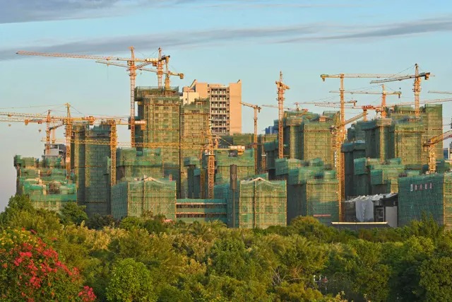 Un complexe résidentiel et commercial en construction à Nanning, dans la région du Guangxi, le 9 novembre 2021. (STR/AFP via Getty Images)