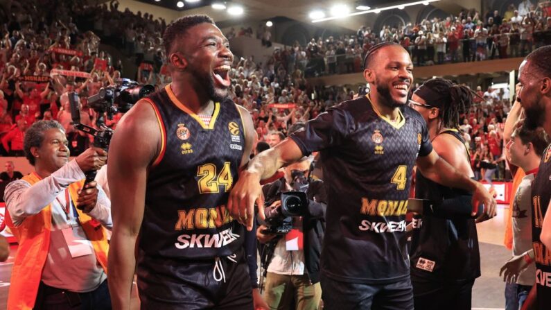 Yakuba Ouattara (à.g) et l'attaquant américain Jaron Blossomgame célèbrent leur victoire lors du quart de finale de basket-ball de l'Euroleague entre l'AS Monaco et le Maccabi Tel Aviv au Stade Louis II à Monaco, le 10 mai 2023. (Photo : VALERY HACHE/AFP via Getty Images)