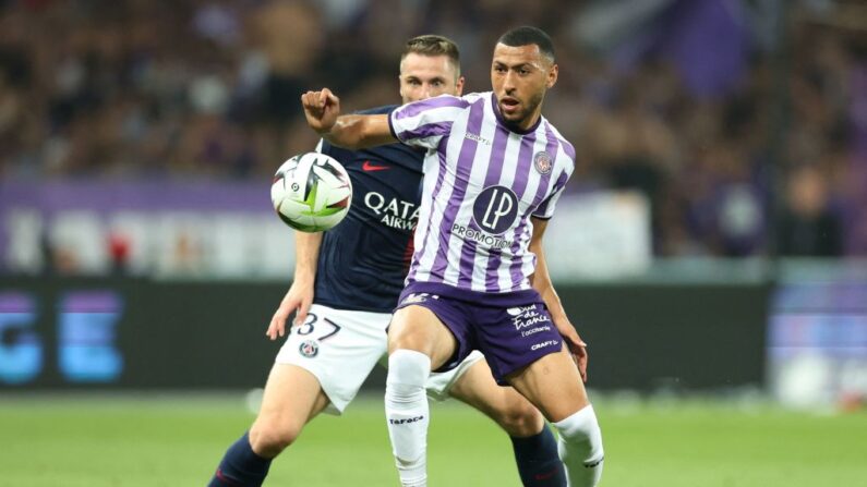 L'attaquant international marocain de Toulouse Zakaria Aboukhlal (à.d), blessé à un genou, est "probablement" terminée (Photo : CHARLY TRIBALLEAU/AFP via Getty Images)