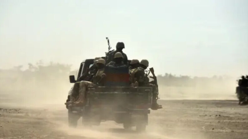 Des soldats nigériens patrouillent près de Bosso suite aux attaques des combattants de Boko Haram dans la région, à Nigel, le 17 juin 2016. (Issouf Sanogo/AFP via Getty Images)