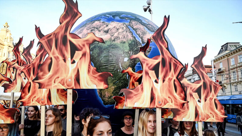 Des militants écologistes participent à une marche de la grève mondiale pour le climat à Zagreb, en Croatie, le 20 septembre 2019. (Denis Lovrovic/AFP via Getty Images)