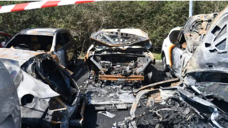 Cette photo montre les conséquences de l'incendie d'un parking près de l'aéroport de Sydney, à Sydney, en Australie, le 12 septembre 2022. (Avec l'aimable autorisation de Fire and Rescue NSW)