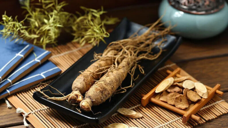 Le ginseng sert à plusieurs fins, telles que revigorer le système nerveux central, améliorer la fonction cardiovasculaire et traiter le cancer. (Jinning Li/Shutterstock)