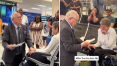 [Vidéo] Un homme de 78 ans rencontre son amour du lycée à l’aéroport et la demande en mariage 60 ans plus tard