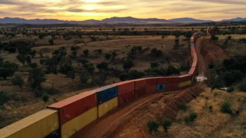 Un mur frontalier construit à partir de conteneurs d'expédition et surmonté de fils de concertina sur des terres fédérales, selon les instructions de l'ancien gouverneur républicain de l'Arizona, Doug Ducey, se dresse le long de la frontière entre les États-Unis et le Mexique dans la forêt nationale de Coronado près de Hereford, en Arizona, le 20 décembre 2022. (Patrick T. Fallon/AFP via Getty Images)