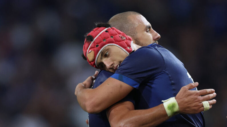 Gabin Villiere (à.g) célèbre avec Louis Bielle-Biarrey (à.d) à la fin du match de la poule A de la Coupe du monde de rugby France 2023 entre la France et l'Uruguay au stade Pierre-Mauroy à Lille, dans le nord de la France, le 14 septembre 2023. (Photo : FRANCK FIFE/AFP via Getty Images)