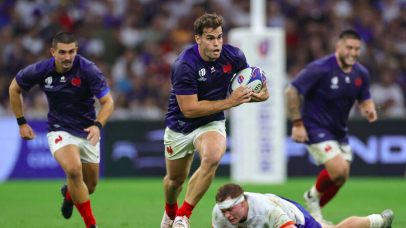 Damian Penaud s'échappe avec le ballon lors du match France-Namibie, le 21 septembre 2023, à Marseille.